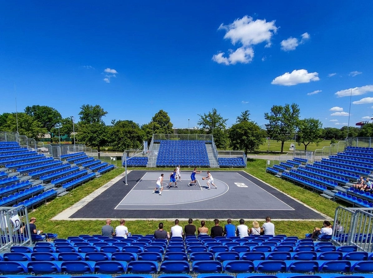 Арена 3×3 на Focha 41: синя трибуна навколо майданчика, матч під синім небом